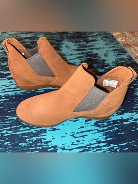 Sorrel Chelsea Slip-On Out & About Wedge Boots in Tan Suede